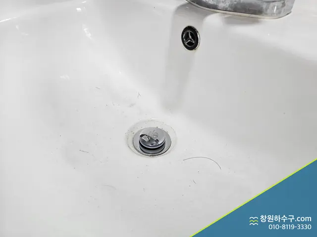 세면대 배수구 팝업 마개 근접
