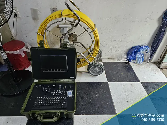 모니터 달린 내시경 장비와 케이블 릴