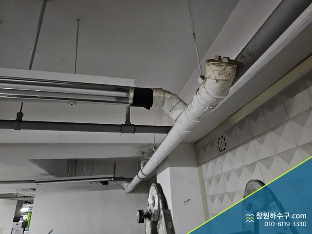 지하 천장을 따라 지나는 흰 배수관