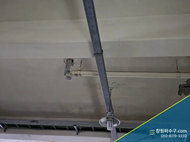 건물 천장의 배수관과 배관 지지대