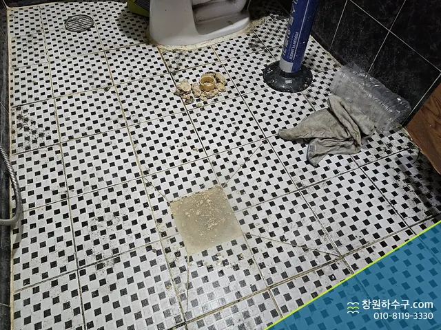 변기를 떼어낸 뒤의 욕실 바닥