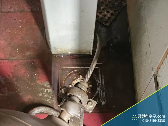 바닥배수구에 연결된 배수 밸브 부속