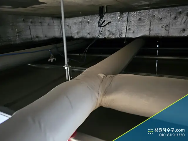 보온재로 감싼 천장 배관