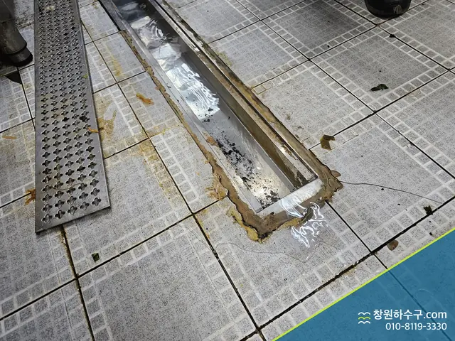 작업장 바닥의 긴 배수 트렌치