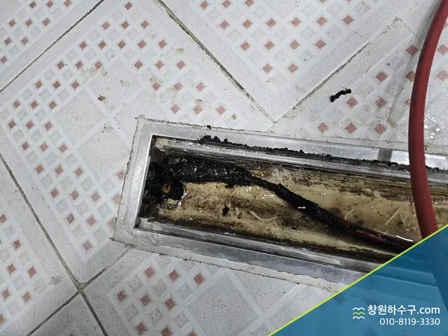 기름 찌꺼기가 쌓인 주방 바닥 트렌치